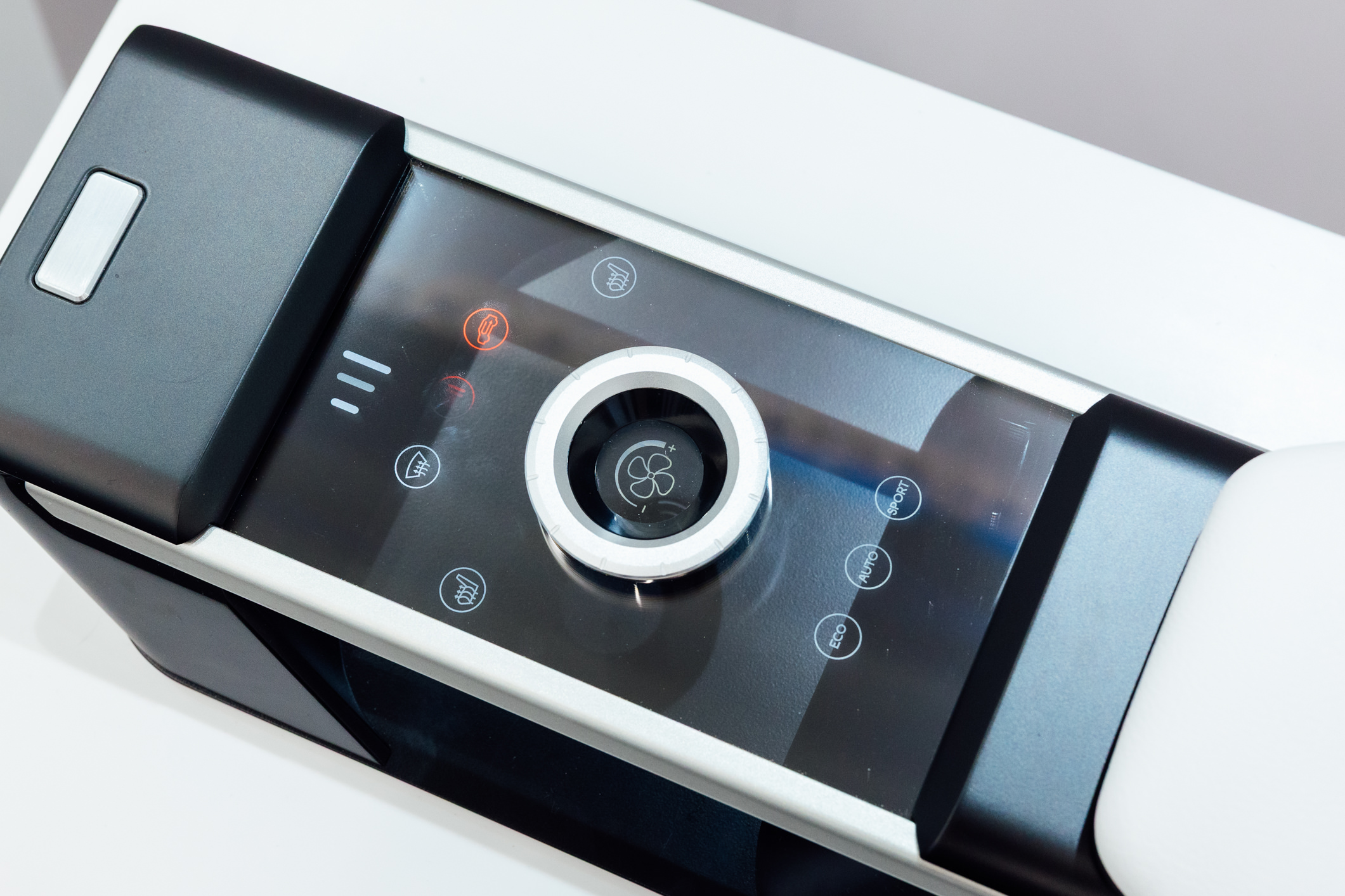 以極簡設計打造的CrystalSense Console，為中央扶手區帶來創新突破，將功能隱藏於簡約的外觀中，並採用懸浮式旋鈕搭配玻璃面板與主動觸覺回饋，僅在操作時才顯現功能選單，提供直覺且可自訂的互動體驗。